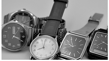 アナログ式クオーツ腕時計は常に動かします